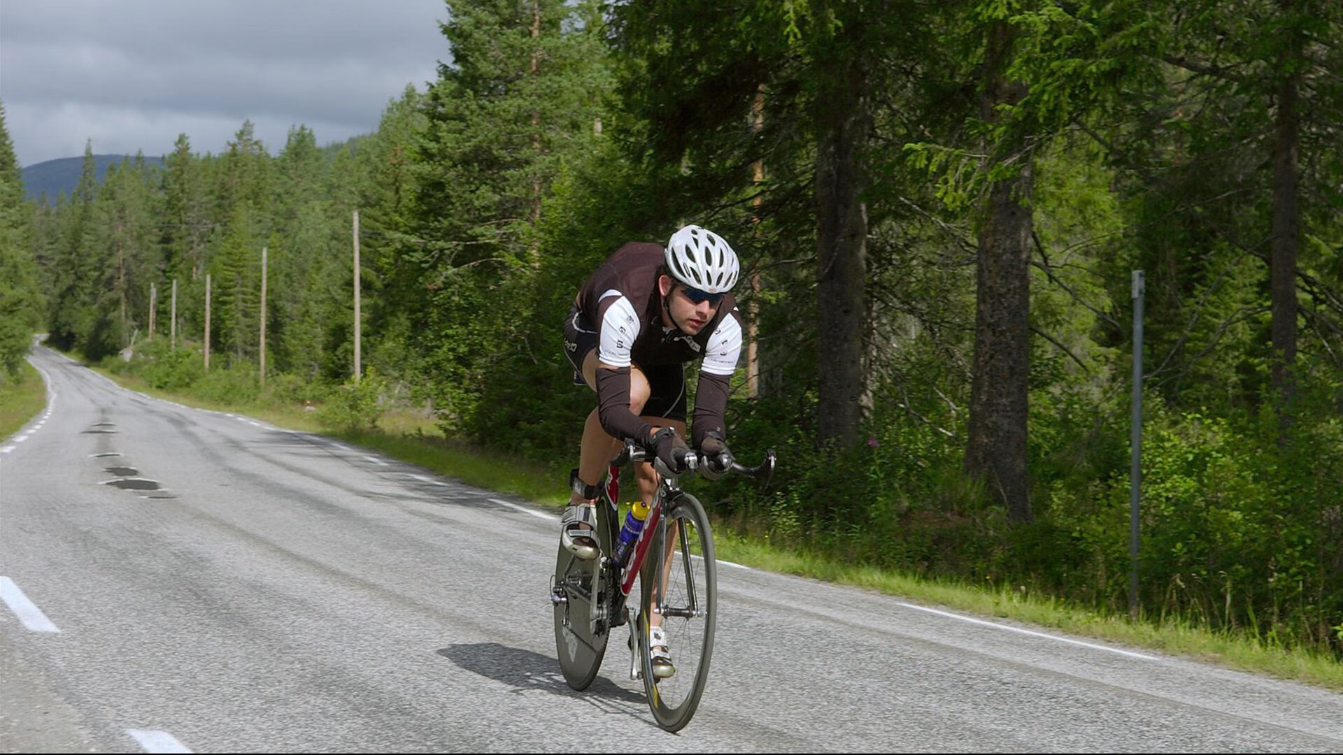 九游游戏中心官网-电竞解说的幕后故事：如何准备比赛解说与提升专业能力，电竞解说内容